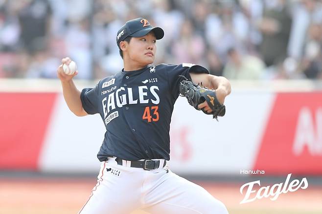 한화 이글스 신인 투수 정우주가 23일 수원 KT위즈파크에서 열린 KT 위즈와의 원정경기에 구원 등판해 역투하고 있다. 한화 이글스