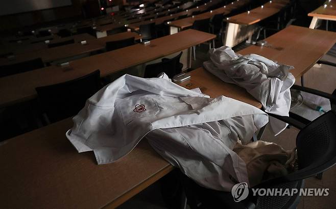 의대생 복귀 '데드라인' 임박…조용한 의과대학 강의실 (대구=연합뉴스) 윤관식 기자 = 의대생 복귀 시한이 임박한 가운데 20일 대구 중구 경북대학교 의과대학 강의실이 조용한 모습을 보이고 있다.
고려대, 연세대, 경북대는 오는 21일을 의대 등록·복학 신청 마감 기한으로 잡았다.
2025.3.20 psik@yna.co.kr