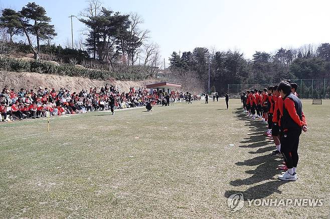 A매치 휴식기 맞아 팬들과 만난 강원FC (강릉=연합뉴스) 류호준 기자 = 23일 오후 강원 강릉시 노암동 강원FC 오렌지하우스(클럽하우스) 연습 구장에서 강원FC 오픈 트레이닝 행사가 열리고 있다. 2025.3.23 ryu@yna.co.kr