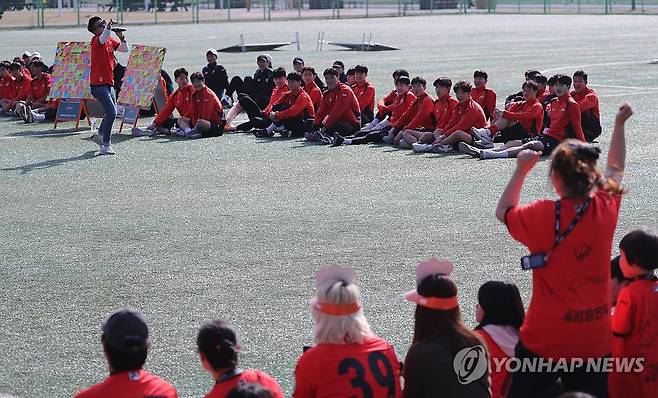 팬들과 즐거운 시간 (강릉=연합뉴스) 류호준 기자 = 23일 오후 강원 강릉시 노암동 강원FC 오렌지하우스(클럽하우스) 연습 구장에서 강원FC 오픈 트레이닝 행사가 열리고 있다. 2025.3.23 ryu@yna.co.kr