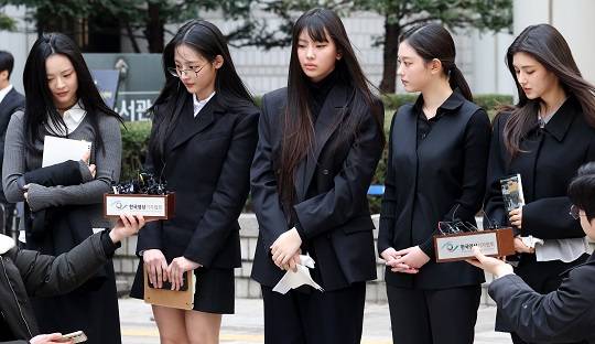 지난 7일 그룹 뉴진스가 서울 서초구 서울중앙지방법원에서 열린 '어도어, 뉴진스 상대 기획사 지위보전 및 광고계약 체결 등 금지 가처분' 심문기일을 마친 후 취재진의 질문에 답변하고 있는 모습. (사진출처:뉴시스)