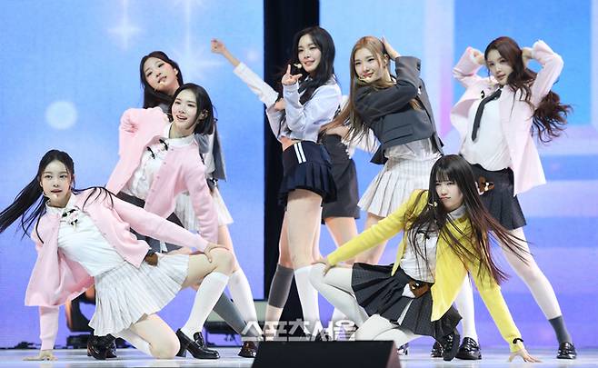 걸그룹 하츠투하츠(Hearts2Hearts)가 24일 서울 광진구 예스24라이브홀에서 열린 첫 싱글 ‘더 체이스(The Chase)’ 발매 기념 미디어 쇼케이스에서 타이틀곡 ‘더 체이스’를 부르고 있다. 2025. 2. 24. 최승섭기자 thunder@sportsseoul.com