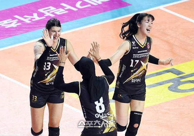 정관장 부키리치(왼쪽)가 17일 인천 삼산월드체육관에서 열린 2024-2025 V리그 여자부 흥국생명과 경기에서 블로킹 득점을 한 뒤 메가(가운데), 정호영과 함께 기뻐하고 있다. 2024. 12. 17. 인천 | 박진업 기자 upandup@sportsseoul.com