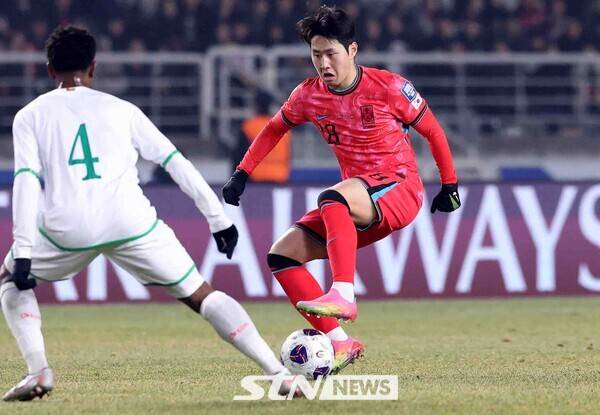 20일 오후 경기 고양시 고양종합운동장에서 열린 '2026 국제축구연맹(FIFA) 북중미 월드컵 아시아 지역 3차 예선 B조 7차전' 대한민국과 오만의 경기, 이강인이 드리블을 하고 있다. 사진┃뉴시스