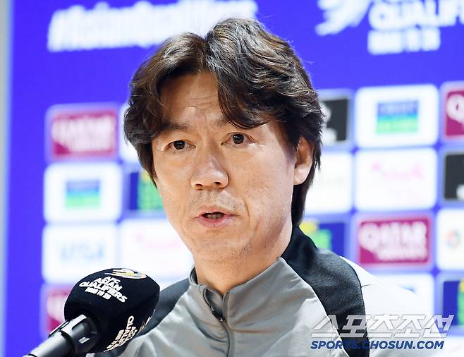 홍명보 감독이 이끄는 축구대표팀이 19일 고양종합운동장에서 훈련했다. 홍명보 감독이 질문에 답하고 있다. 대표팀은 20일 오만, 25일 요르단과 2026 북중미 월드컵 아시아지역 3차 예선을 치른다. 고양=정재근 기자 cjg@sportschosun.com/2025.3.19/