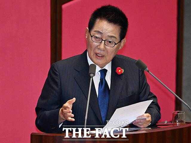 박지원 더불어민주당 의원은 24일 헌법재판소의 한덕수 국무총리 탄핵심판 선고를 앞두고 "(최상목 대통령 권한대행보다) 차라리 흠결이 적은 한 국무총리가 대행으로 돌아오는게 더 바람직하다"고 주장했다. /배정한 기자