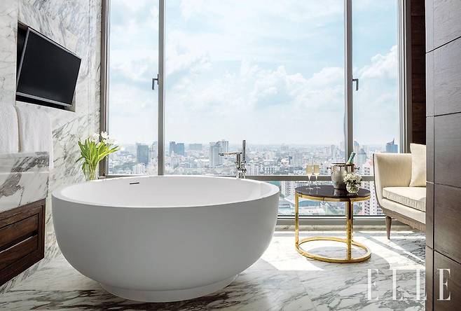 수코타이(Sukhotai) 스위트룸의 욕실.