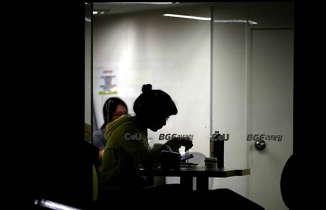 한국인의 혼밥 횟수가 세계 최상위권으로 나타났다. 한 젊은이가 편의점에서 도시락으로 한끼를 해결하고 있는 모습. 이정아 기자 leej@hani.co.kr