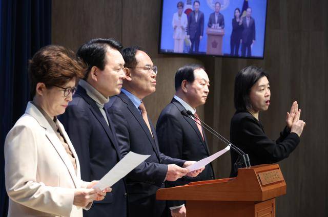 20일 서울 영등포구 국회 소통관에서 열린 기자회견에서 한 수어통역사(맨 오른쪽)가 국회의원들의 발언을 통역하고 있다. 국회 소통관에서 상주하며 일하는 통역사들은 프리랜서 계약으로 인해 4대 보험 제도나 근로기준법 등 각종 노동관계법의 보호를 받지 못하고, 중간 용역업체에 20% 넘는 수수료를 떼이고 있다. 사진과 기사 내용은 직접적 관련은 없음. 뉴시스