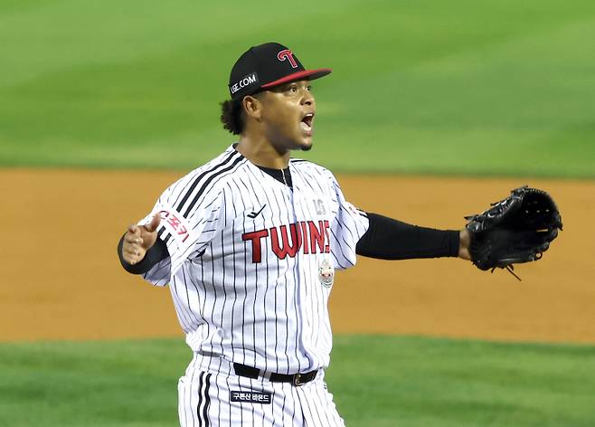 17일 오후 잠실야구장에서 열린 삼성라이온즈와 LG트윈스의 2024 신한쏠뱅크 KBO포스트시즌 플레이오프 3차전. LG가 1-0 승리했다. 경기종료후 투수 에르난데스가 손을 들어 기뻐 하고있다. 잠실=정시종 기자 capa@edaily.co.kr /2024.10.17.