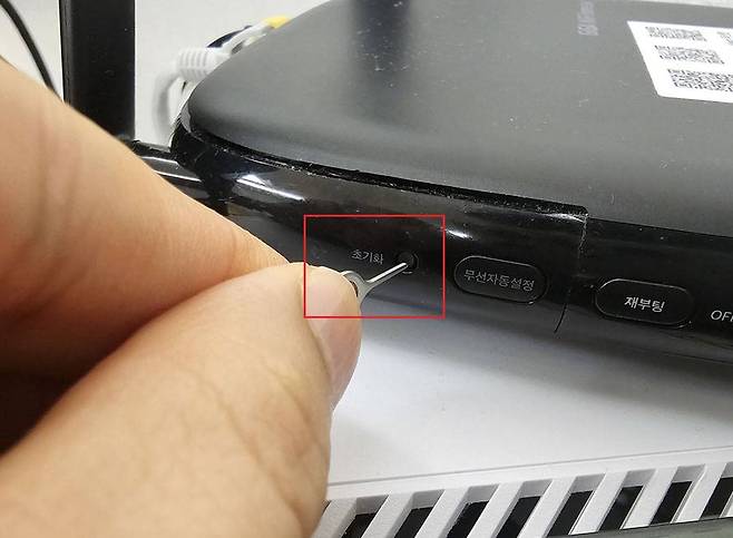 공유기의 리셋(초기화) 버튼을 핀 등으로 5초 정도 눌러주면 와이파이 비밀번호를 비롯한 공유기의 각종 설정 값이 출고 시 상태로 바뀝니다 / 출처=IT동아