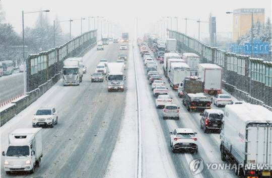 대설주의보가 발효된 지난달 4일 오전 광주 서구 무진대로에서 차량이 서행하고 있다. 연합뉴스