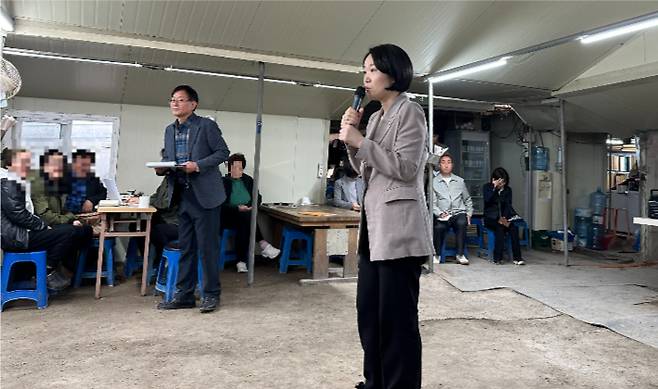 24일 이소영 국회의원이 주민간담회에서 발언하고 있는 모습. 이 의원 측 제공