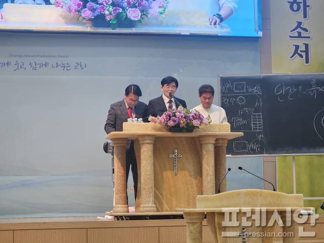 ▲23일 광주 서구 쌍촌동 안디옥교회에서 열린 윤석열 대통령 탄핵반대집회에서 박영우 안디옥 교회 목사와 윤상현 국민의힘 국회의원(인천 동구 미추홀구을), 한국사 강사 전한길씨가 기도하고 있다.2025.03.23ⓒ프레시안(김보현)