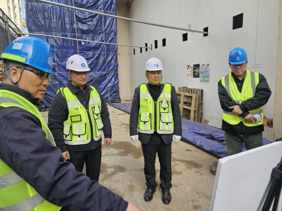 윤기섭 의원이 지난 13일 노원역 10번 출입구 에스컬레이터 설치공사 현장점검을 하고 있다.