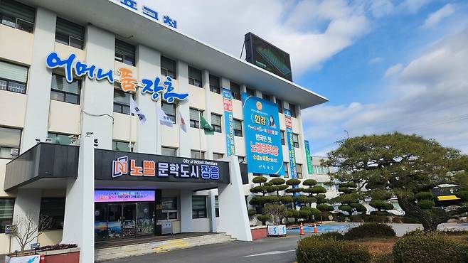 전남 장흥군이 음주운전으로 징계 받은 직원을 도지사 표창 대상자로 추천한 사실이 뒤늦게 드러나 빈축을 사고 있다. 또 장흥군은 10억 원이 넘는 용역사업을 부당하게 일괄 발주한 것으로 전남도 감사에서 적발되는 등 행정 난맥상이 복마전을 방불케 해서 불신행정을 초래하고 있다는 지적이다. 장흥군청 전경 ⓒ시사저널 정성환