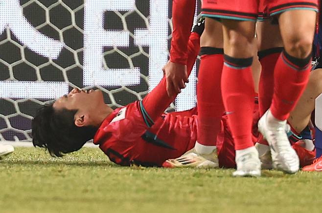 축구대표팀 이강인이 20일 오만전에서 발목 부상으로 쓰러진 뒤 고통스러워하고 있다. 연합뉴스