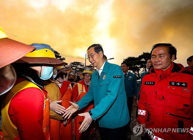 의성 산불 현장 찾은 한덕수 권한대행 (의성=연합뉴스) 윤관식 기자 = 한덕수 대통령 권한대행 국무총리가 24일 경북 의성군 의성체육관에 마련된 산불 대피소를 방문해 봉사자들과 인사하고 있다. 2025.3.24 psik@yna.co.kr
