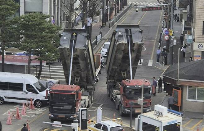 고양시청사 정문을 가로막은 대형 건설기계 2대.(사진=뉴시스)