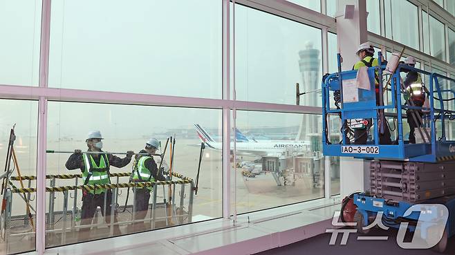 인천공항운영서비스 환경미화운영그룹 직원들이 25일 오전 인천국제공항 제2터미널에서 봄맞이 유리창 물청소를 하고 있다. 2025.3.25/뉴스1 ⓒ News1 장수영 기자
