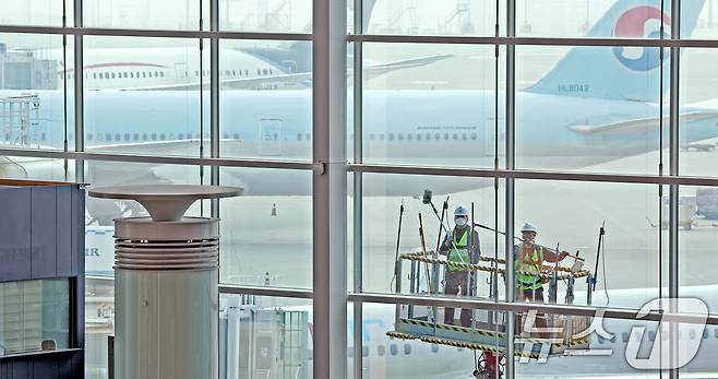 인천공항운영서비스 환경미화운영그룹 직원들이 25일 오전 인천국제공항 제2터미널에서 봄맞이 유리창 물청소를 하고 있다. 2025.3.25/뉴스1 ⓒ News1 장수영 기자