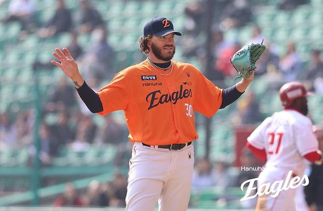 폰세가 지난 22일 KT와 개막전 2회에서 피치클락 ‘고의 지연 경고’를 받았다. 사진 | 한화 이글스