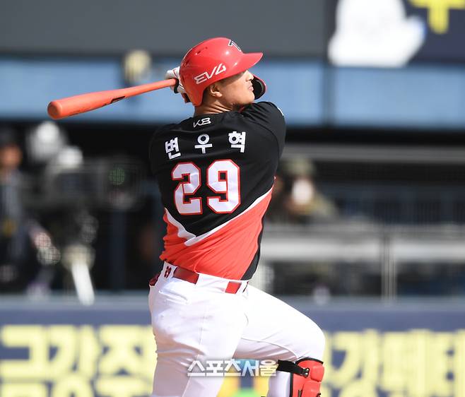 KIA 변우혁이 13일 잠실구장에서 열린 2025 KBO리그 시범경기 두산과 경기 7회초 2사만루 2타점 중전안타를 치고 있다. 잠실 | 최승섭기자 thunder@sportsseoul.com