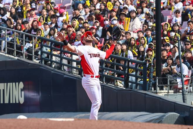 KIA 1루수 위즈덤이 23일 광주-기아 챔피언스 필드에서 열린 2025 KBO리그 정규시즌 개막 시리즈 2차전 NC와 경기에서 뜬공을 처리하고 있다. 사진 | KIA 타이거즈