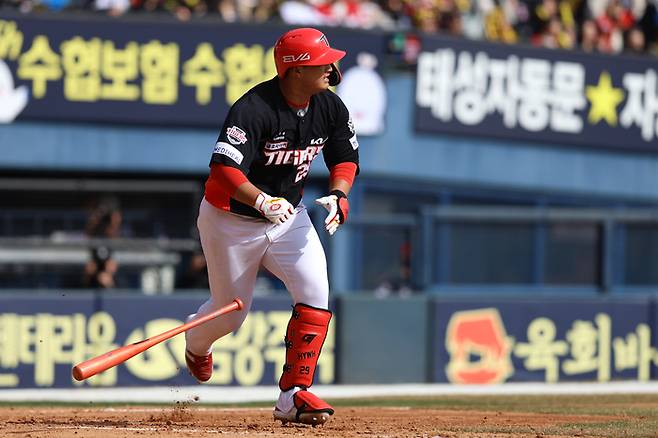 KIA 변우혁이 13일 잠실구장에서 열린 2025 KBO리그 시범경기 두산과 경기 7회초 2사만루 2타점 중전안타를 치고 있다. 사진 | KIA 타이거즈