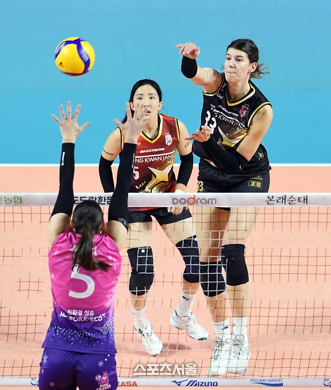 정관장 부키리치(오른쪽)가 17일 인천 삼산월드체육관에서 열린 2024-2025 V리그 여자부 흥국생명과 경기에서 후위 공격을 하고 있다. 2024. 12. 17. 인천 | 박진업 기자 upandup@sportsseoul.com