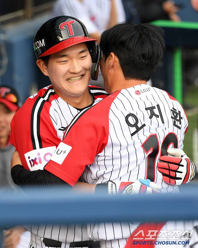 동생 같은 후배 문정빈이 데뷔 첫 안타를 홈런포로 신고하자 오지환은 무관심 세리머니를 깨고 달려 나왔다.