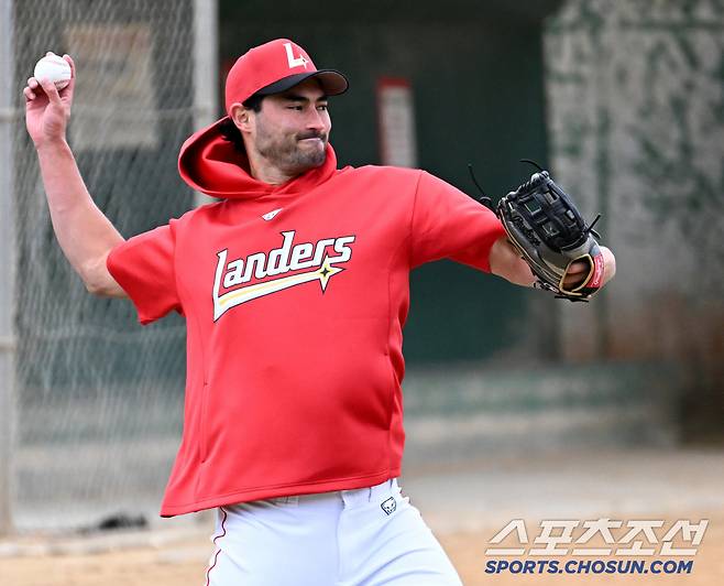 24일 일본 오키나와 고친다구장에서 SSG 랜더스 선수단이 스프링캠프 훈련을 가졌다. 화이트가 캐치볼을 하고 있다. 오키나와(일본)=허상욱 기자wook@sportschosun.com/2025.02.24/