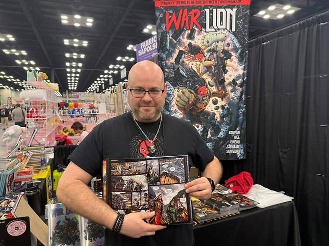 미국인 만화가 온리 콤판씨가 지난 22일 미국 인디애나주에서 열린 만화 박람회 ‘인디애나 코믹콘’에서 자신이 제작한 이순신 장군 만화책을 들고 있다./본인 제공