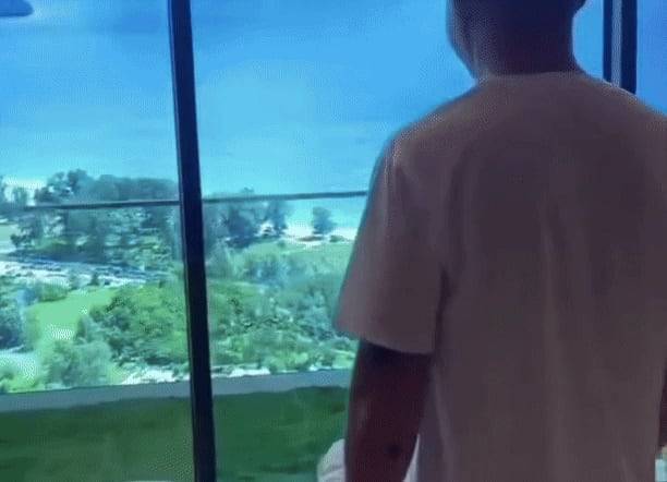 인도 '오션뷰' 호텔의 실제 객실 모습. 베란다에 바다 전망 벽지가 발라져 있다./인스타그램