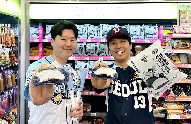 모델이 두산베어스X연세우유 협업 상품인 '연세우유 먹산 생크림빵'을 소개하고 있다.