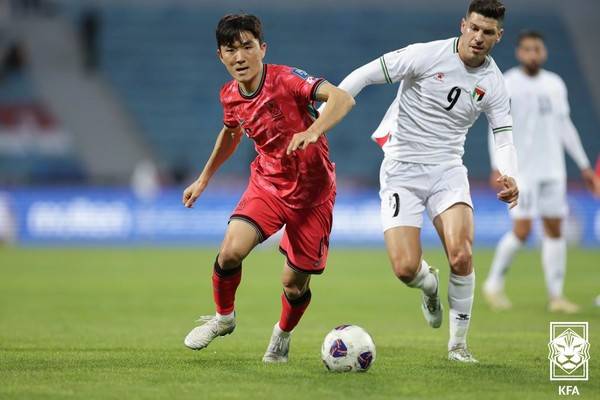 황인범(왼쪽, 대한민국 남자 축구대표팀). 대한축구협회 제공