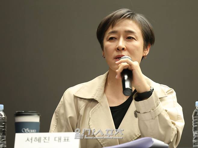 크레아 스튜디오 서혜진·황인영 대표, 용석인 PD가 25일 오후 서울 마포구 스탠포드호텔에서 열린 MBN 새 예능 '언더피프틴(UNDER15)' 긴급 제작보고회에 참석해 입장을 밝히고 있다. 만 15세 이하만 참여할 수 있는 MBN 걸그룹 오디션 '언더피프틴'이 첫 방송을 앞두고 미성년자를 성 상품화했다는 논란에 휩싸인 가운데, 제작진이 긴급 보고회를 열었다. 제작보고회에는 크레아스튜디오 서혜진 대표와 '언더피프틴' 용석인, 이국용 PD가 참석했다. 이 프로그램은 글로벌 최초 만 15세 이하 K-POP 신동 발굴 프로젝트로 나이를 뚫는 실력과 끼를 장착한 5세대 걸그룹 육성 오디션이다. 오는 31일 밤 9시 10분 첫 방송. 서병수 기자 qudtn@edaily.co.kr /2025.03.25/