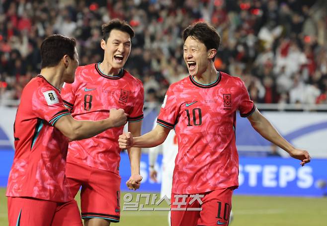홍명보 감독이 이끄는 축구대표팀이 25일 오후 수원월드컵경기장에서 요르단과 ‘2026 FIFA 북중미월드컵 아시아 지역 3차 예선을 펼쳤다. 대표팀 이재성이 전반 첫골을 성공시키고 환호하고있다. 수원=정시종 기자 capa@edaily.co.kr /2025.03.25.