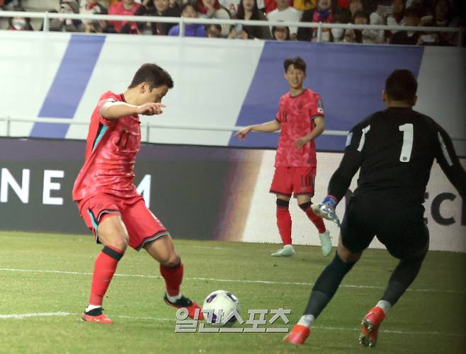 홍명보 감독이 이끄는 축구대표팀이 25일 오후 수원월드컵경기장에서 요르단과 ‘2026 FIFA 북중미월드컵 아시아 지역 3차 예선을 펼쳤다. 대표팀 황희찬이 요르단 GK 와 맞대결하고있다. 수원=정시종 기자 capa@edaily.co.kr /2025.03.25.
