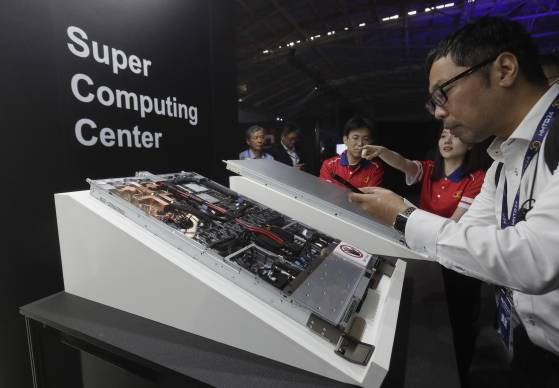 지난해 10월 8일 대만 타이베이에서 열린 '혼하이 테크 데이(HHTD 24)' 기간에 관람객들이 엔비디아의 GB200 서버 사진을 찍고 있다. AP=연합뉴스