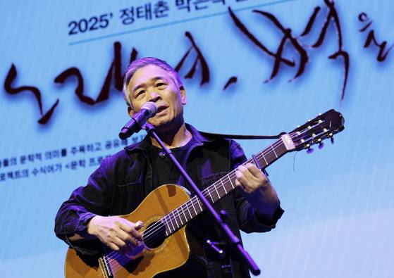 가수 정태춘, 박은옥이 데뷔 45주년을 문학으로 기념한다. 프로젝트의 중심이 되는 정규 12집 '집중호우 사이'는 지난 2012년 발표한 ‘바다로 가는 시내버스’ 이후 13년 만의 새 앨범이다. 사진 뉴스1