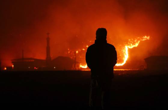 25일 저녁 경북 안동시 남선면에서 주민이 산불을 바라보고 있다. 연합뉴스
