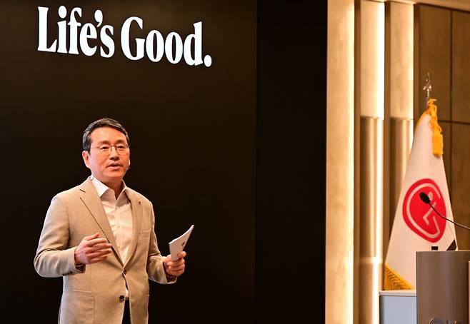 조주완 LG전자 최고경영자(CEO) 사장이 25일 오전 서울 여의도 LG트윈타워에서 열린 제23기 정기 주주총회에 참석해 주주들에게 경영 성과와 중장기 사업 전략 방향을 설명하고 있다. 사진=LG전자 제공