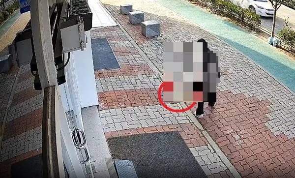 여학생이 길을 걸으며 컵라면을 먹다가 남의 가게 앞에 휙 던져 버렸다. 사진은 길거리에서 컵라면을 먹다가 길바닥에 휙 던져 버리는 여학생의 모습. /사진=온라인 커뮤니티 캡처