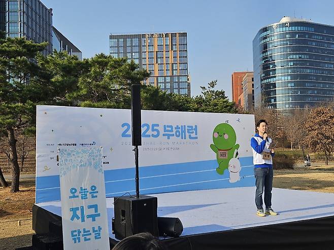 23일 오전 서울 여의도 한강공원에서 열린 ‘2025 무해런’에서 황승용 와이퍼스 이사장이 발언하고 있다. 김광우 기자.