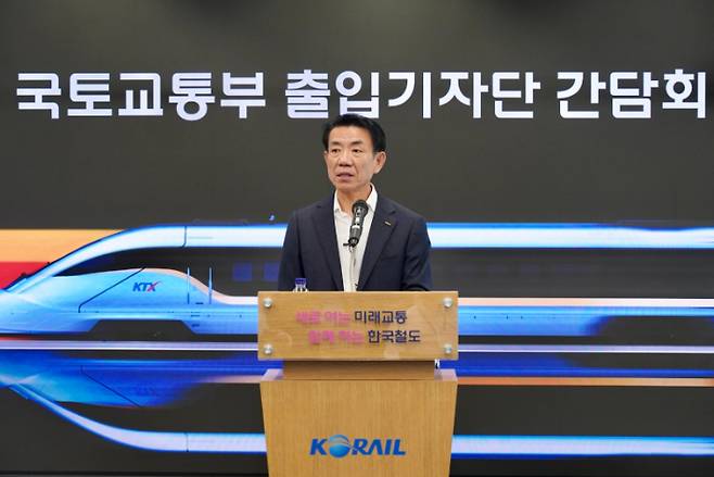 한문희 한국철도공사(코레일) 사장이 25일 대전 청사 8층 디지털 허브에서 열린 출입기자 간담회에서 주요 성과와 현안을 설명하고 있다. 코레일 제공