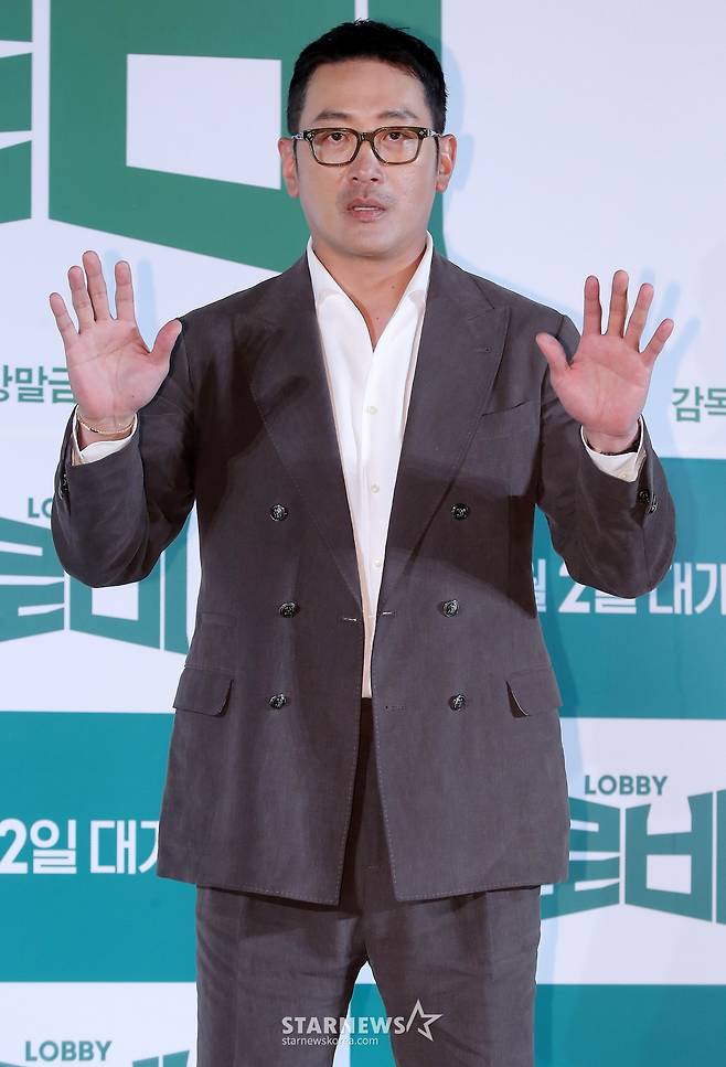 감독 겸 배우 하정우가 4일 오전 서울 광진구 롯데시네마 건대입구에서 진행된 영화 '로비' 제작보고회에 참석해 포즈를 취하고 있다. '로비'는 연구밖에 모르던 스타트업 대표 창욱(하정우 분)이 4조 원의 국책사업을 따내기 위해 인생 첫 로비 골프를 시작하는 이야기. 내달 2일 개봉. 2025.03.04 /사진=김창현 chmt@