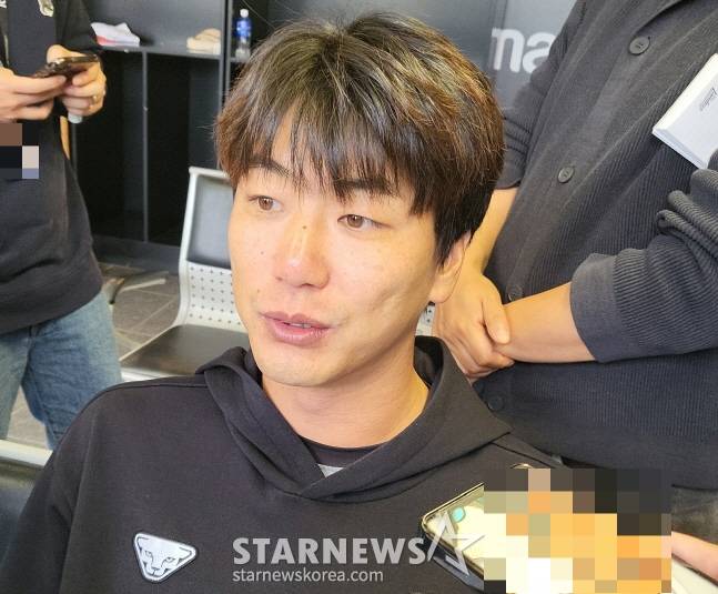 SSG 김광현이 23일 두산전 승리 후 취재진과 인터뷰를 하고 있다. /사진=안호근 기자
