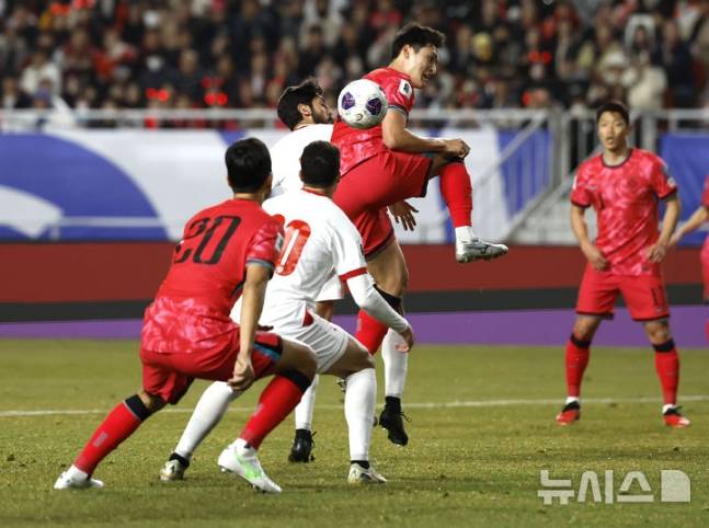 박용우(오른쪽)가 공을 다루고 있는 모습. /사진=뉴시스