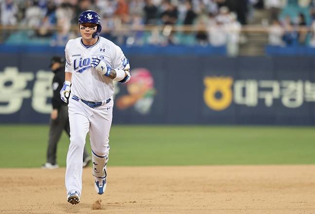 삼성 박병호가 25일 대구 NC전에서 8회말 1점 홈런을 터트리고 그라운드를 돌고 있다. /사진=삼성 라이온즈 제공